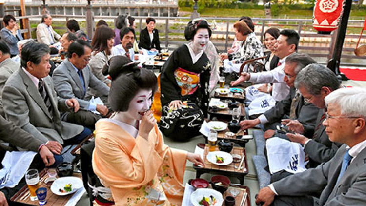 Nikmati jamuan awal musim panas di teras-teras dengan 'lantai yang sejuk' yang dibuka di Kyoto