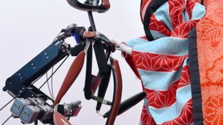 Para insinyur di Jepang mengembangkan robot yang meniru gerakan boneka bunraku