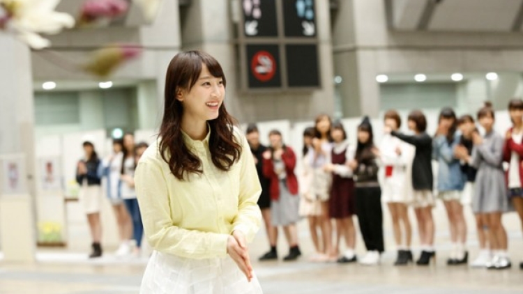 Rena Matsui (SKE48) menghadiri acara jabat tangan terakhirnya di Nogizaka46 Rena Matsui (SKE48) menghadiri acara jabat tangan terakhirnya di Nogizaka46