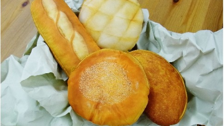 Roti-roti ini terlihat enak tapi tidak dapat dimakan, karena... ini adalah dompet! (1)