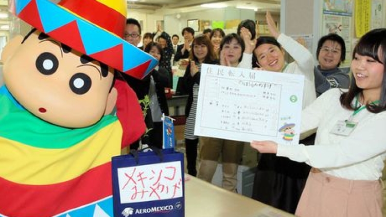 Setelah tinggal di Meksiko, Crayon Shin-chan kembali ke rumahnya tempat ia berasal Setelah tinggal di Meksiko, Crayon Shin-chan kembali ke rumahnya tempat ia berasal