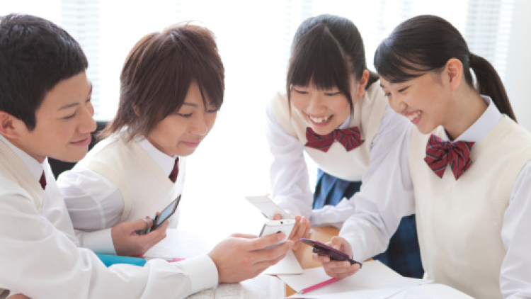 Siswi di Jepang Rela Habiskan Waktu 7 Jam Bersama Ponsel