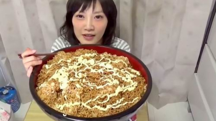 Sugoi! Wanita Jepang bertubuh kecil ini memakan 4 kg mie! (2)