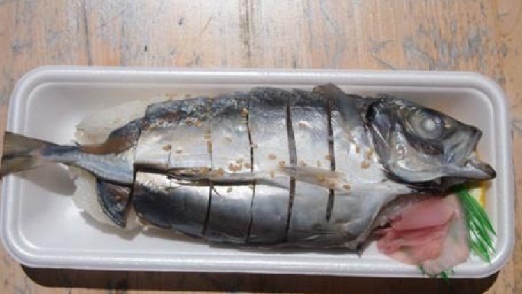 Sushi Ini Dibuat dari Ikan Utuh Berikut Ekor dan Kepala Sushi Ini Dibuat dari Ikan Utuh Berikut Ekor dan Kepala