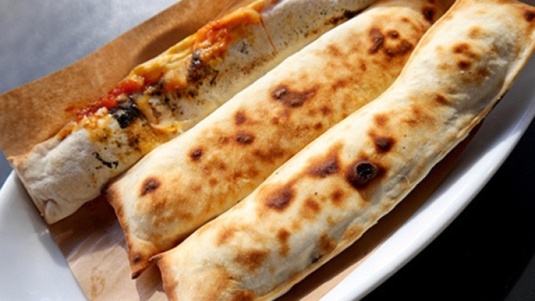 Tak Lagi Bundar, Pizza Ini Berbentuk Stik Panjang! (1)