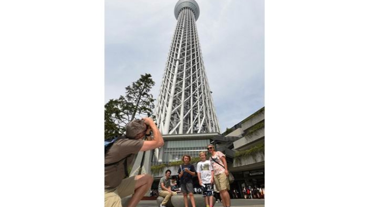 Tokyo Skytree merayakan ulang tahun ke-3 dan menarik banyak wisatawan asing