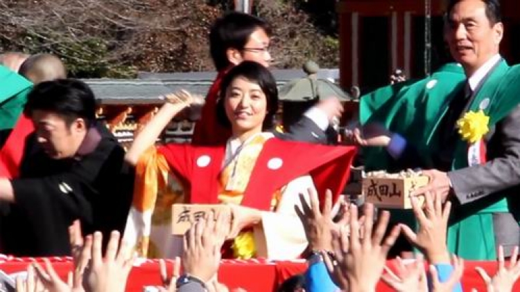 Tradisi melempar kacang digelar di Kuil Shinshoji, Jepang Tradisi melempar kacang digelar di Kuil Shinshoji, Jepang
