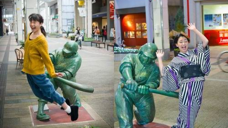 Tren baru di Niigata, Jepang, dipukul oleh patung baseball Tren baru di Niigata, Jepang, dipukul oleh patung baseball