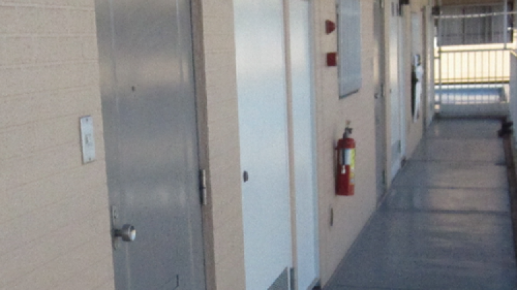 Trik jomblo di Jepang menyiasati kamar kosapartemennya agar terlihat ramai atau sedang berpesta, setidaknya di pintu masuknya (1) Trik jomblo di Jepang menyiasati kamar kosapartemennya agar terlihat ramai atau sedang berpesta, setidaknya di pintu masuknya (1)