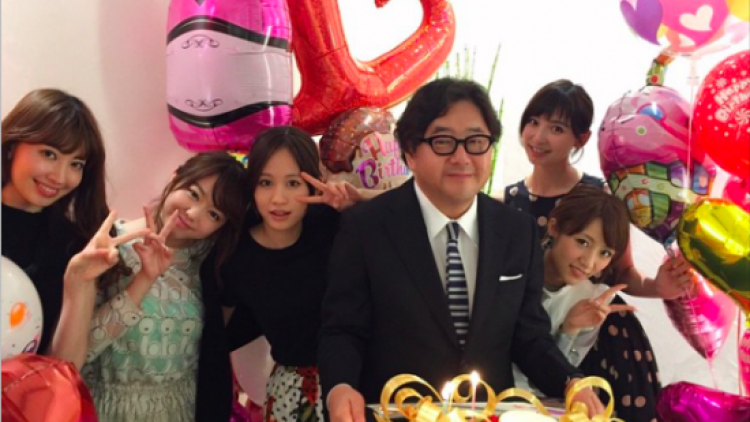 Ulang tahun ke-57 Yasushi Akimoto dirayakan oleh para anggota awal AKB48 Ulang tahun ke-57 Yasushi Akimoto dirayakan oleh para anggota awal AKB48