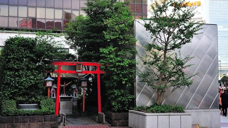 Unik! Di Jepang ada kuil kecil yang dikelilingi gedung pencakar langit! Unik! Di Jepang ada kuil kecil yang dikelilingi gedung pencakar langit!