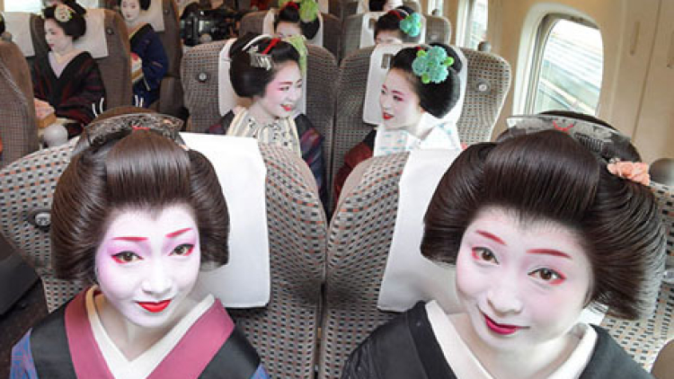 Untuk mempromosikan pariwisata, para geisha di Kyoto pergi menggunakan Shinkansen ke Tokyo Untuk mempromosikan pariwisata, para geisha di Kyoto pergi menggunakan Shinkansen ke Tokyo