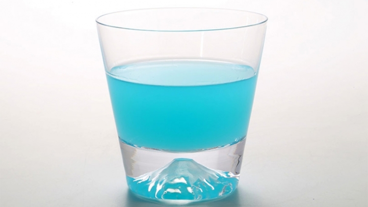 Wah, gelas dengan ukiran Gunung Fuji di bawahnya ini jumlah pemesannya meningkat! Wah, gelas dengan ukiran Gunung Fuji di bawahnya ini jumlah pemesannya meningkat!