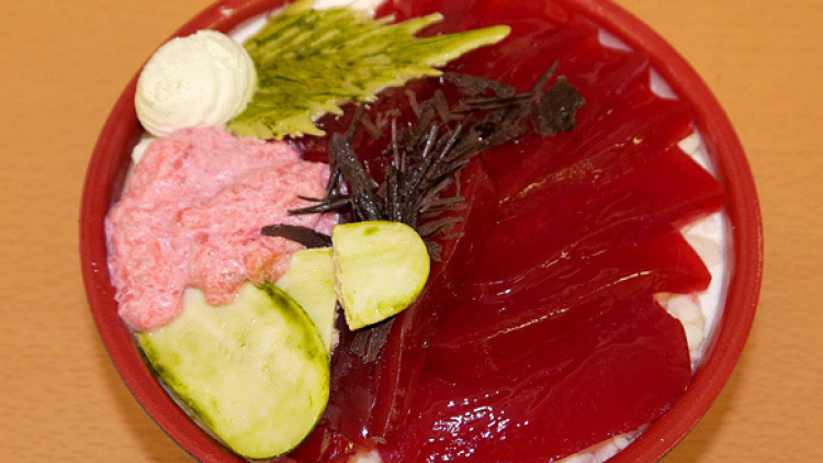 Wah, mangkuk berisi sashimi tuna dari Jepang ini ternyata adalah kue!