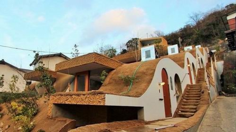 Wow! Komplek apartemen di Jepang ini dibangun di dalam lereng gunung! (1)