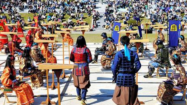 Wow! Pertempuran 'shogi manusia' ditampilkan dua pemain wanita di Yamagata, Jepang2