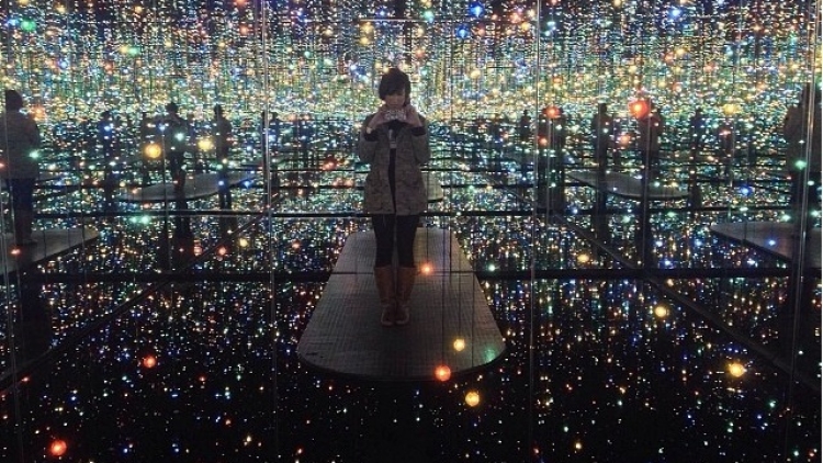 Wow, Seniman Jepang 'Sulap' Ruang Cermin dengan Ilusi Luar Angkasa! (2) Wow, Seniman Jepang 'Sulap' Ruang Cermin dengan Ilusi Luar Angkasa! (2)