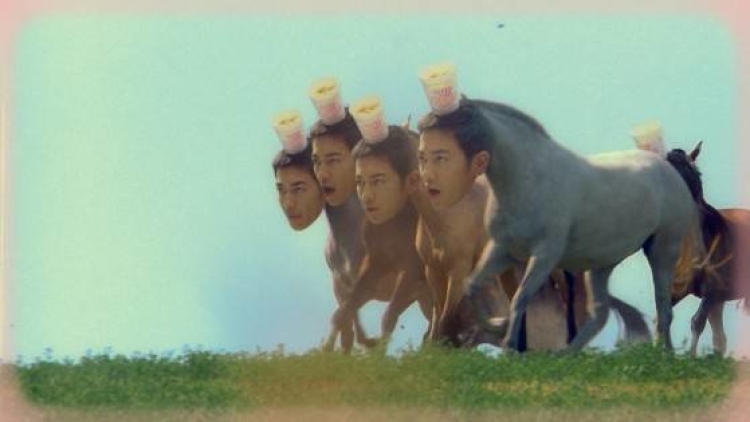 Wow! Takeru Sato berubah menjadi kuda untuk iklan mi instan!