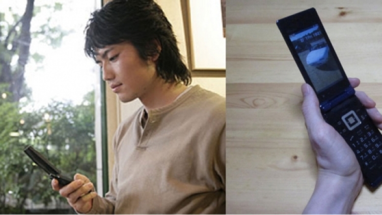 Wow! Wanita Jepang Suka Pria Dengan Ponsel Kuno