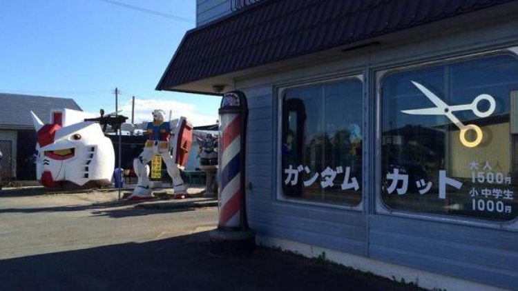 Yuk, potong rambut ala Gundam di salon Gundam Cut! (1) Yuk, potong rambut ala Gundam di salon Gundam Cut! (1)