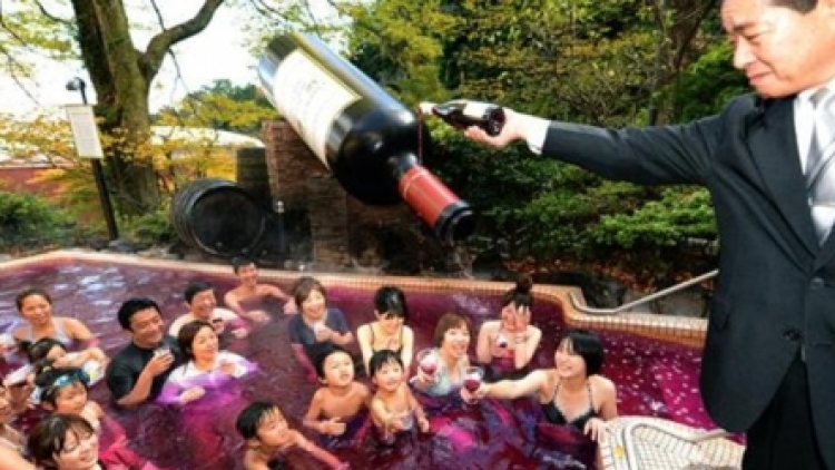 di-jepang-orang-orang-mandi-wine-OjEDHwOczJ