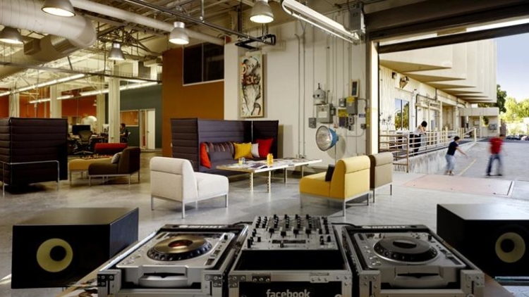 fasilitas-musik-di-kantor-facebook