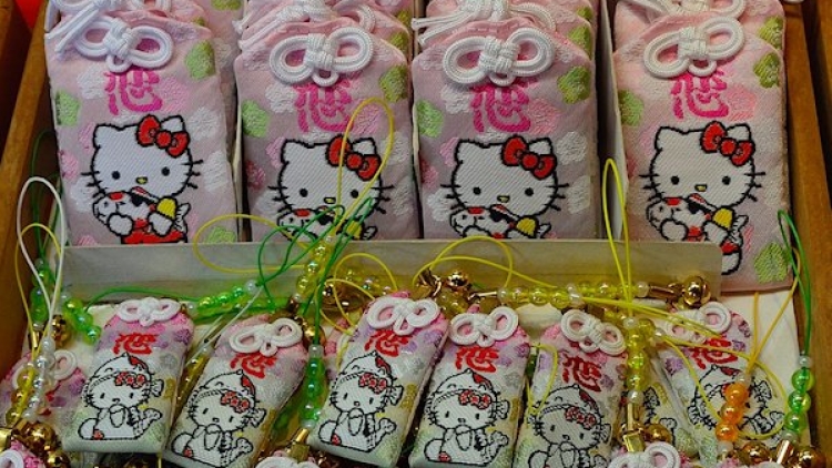 hello-kitty-lucky-charm