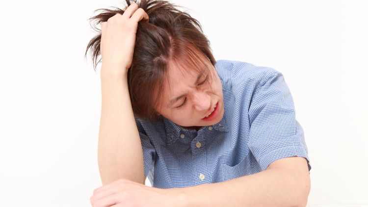 悩む男性 悩む男性