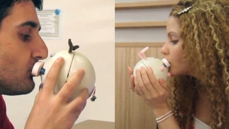 kissenger - cium jarak jauh (odditycentral com)