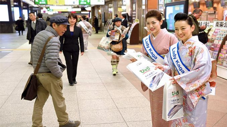 lady-kaga-bagikan-brosur-pariwisata-perfektur-kaga-jepang_20150217_132356