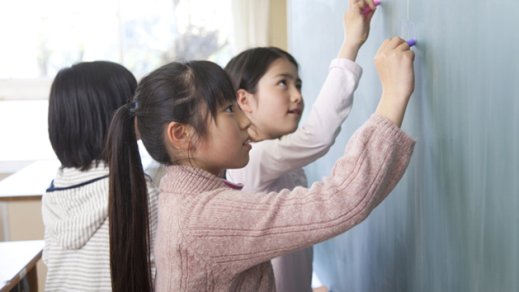 黒板に絵を描く小学生女孁E 黒板に絵を描く小学生女孁E