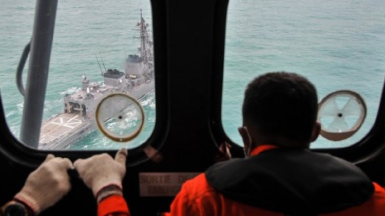 mulai-besok-2-kapal-jepang-tak-lagi-ikut-cari-airasia