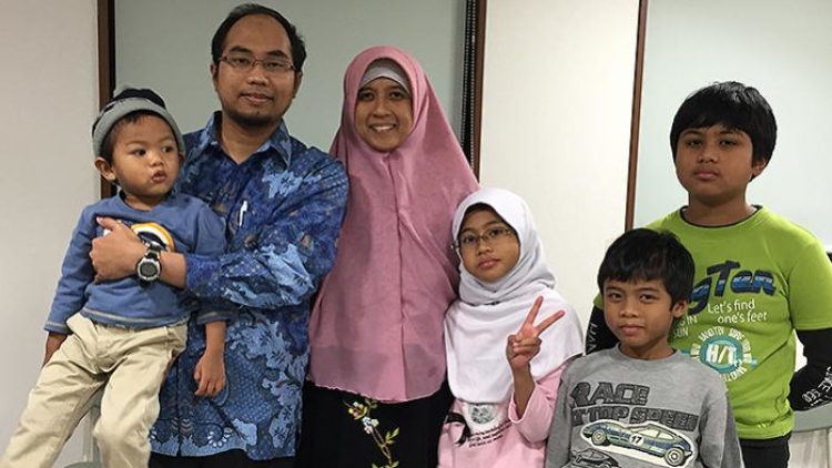 professor-khoirul-anwar-bersama-keluarganya_20150122_072032