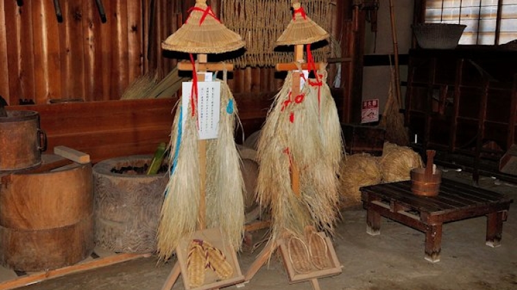 straw-raincoat-boso-no-mura-open-air straw-raincoat-boso-no-mura-open-air