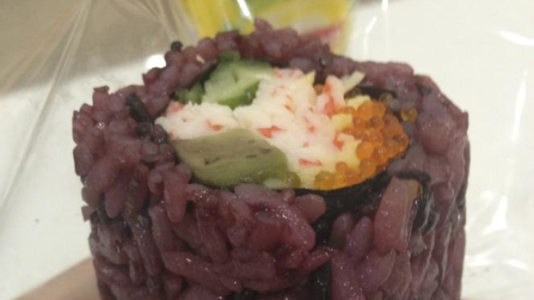 sushi-menggunakan-beras-hitam-_663_382