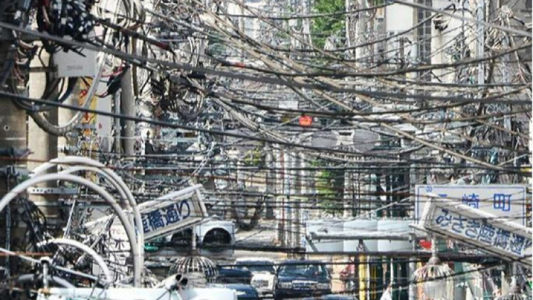 ﻿﻿Rumitnya kabel-kabel listrik yang tergantung di atas jalanan di Jepang (1)