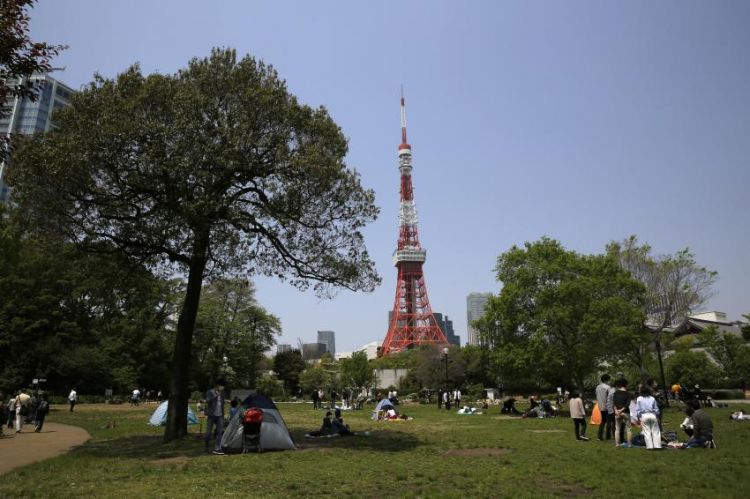 Penduduk Jepang di Shiba Park pada 29 April 2020. Meski pemerintah mengimbau agar tetap stay at home, perintah itu tak diindahkan. (japantoday.com)