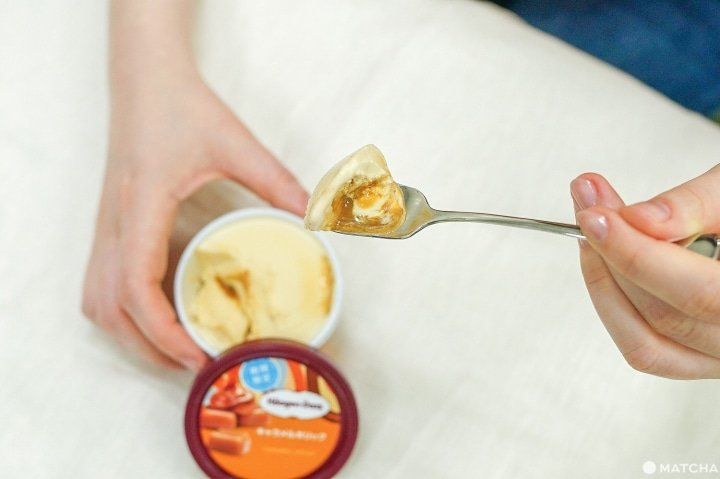 Kombinasi es krim rasa butterscotch dan saus salted caramel yang lezat (matcha-jp.com)