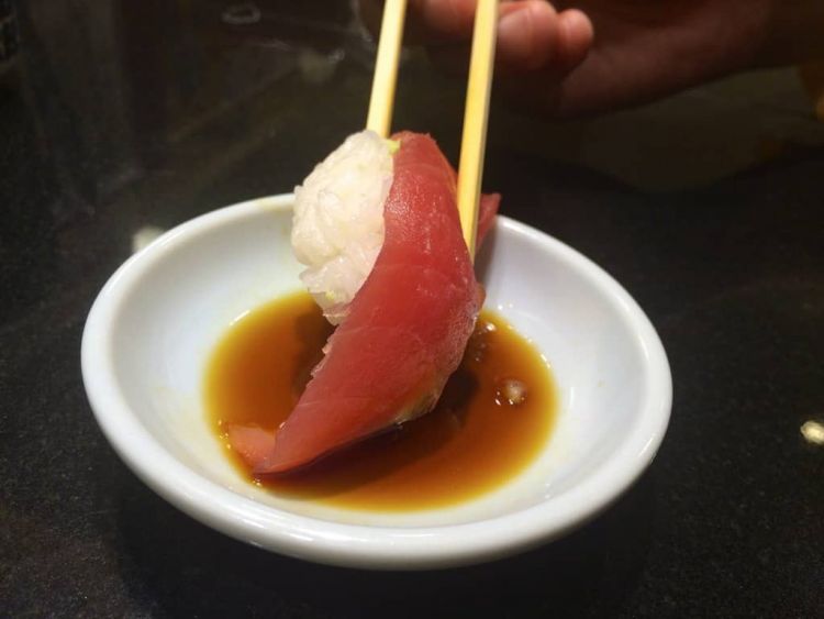 Cara mencelupkan sushi ke kecap asin (matcha-jp.com)