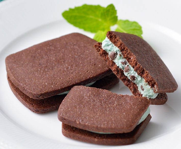 Sandwich chocolate sable dengan filling krim rasa mint (grapee.jp)