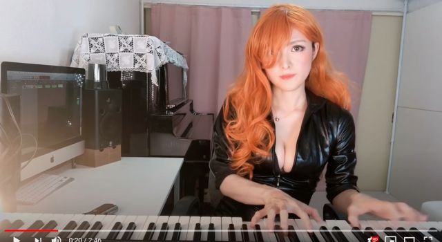 Takagi memainkan piano sambil ber-cosplay sebagai Fujiko Nime dari anime Lupin III (soranews24.com)