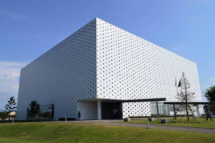 Kanazawa Umimirai Library (en.wikipedia.org)