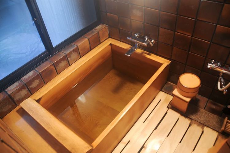 Kamar mandi tradisional Jepang (nippon,com)