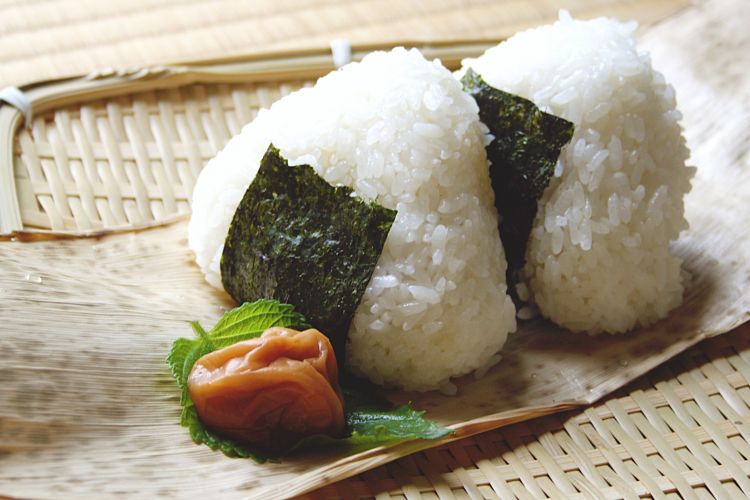 cara memakan onigiri japanesestation.com