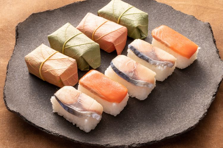 sushi unik Jepang kakinoha-zushi japanesestation.com