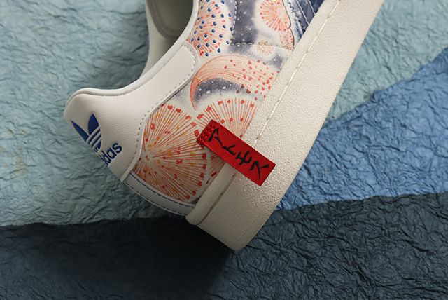 Tag merah di dekat bagian belakang sneaker dengan tulisan ‘Atmos’