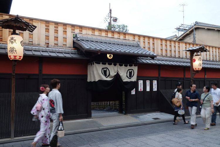 Ichiriki Ochaya, tempat minum teh legendaris di Gion, Kyoto. (hiyang.on.flickr via Atlas Obscura).