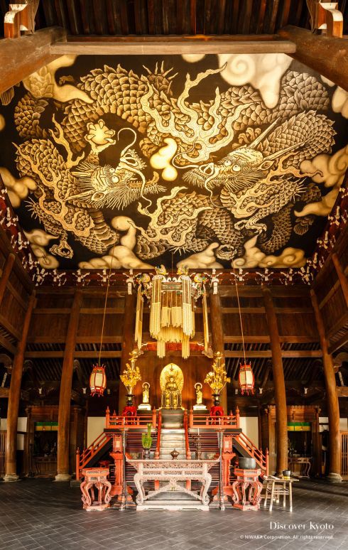 Lukisan naga kembar yang menghiasi langit-langit Kenninji Temple (Discover Kyoto)