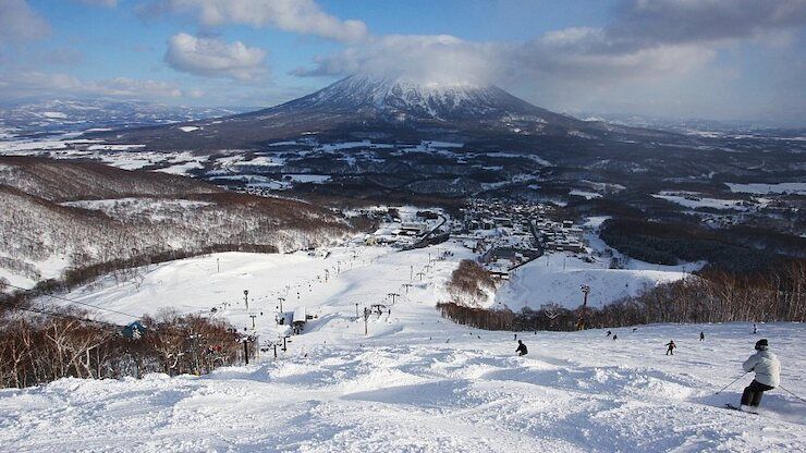 Pemandangan Gunung Yotei yang bisa dinikmati saat bermain ski (Japan Guide)