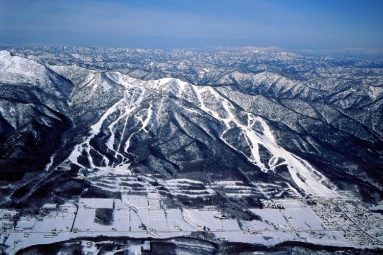 Pemandangan berselancar salju di Furano (Traveloka).